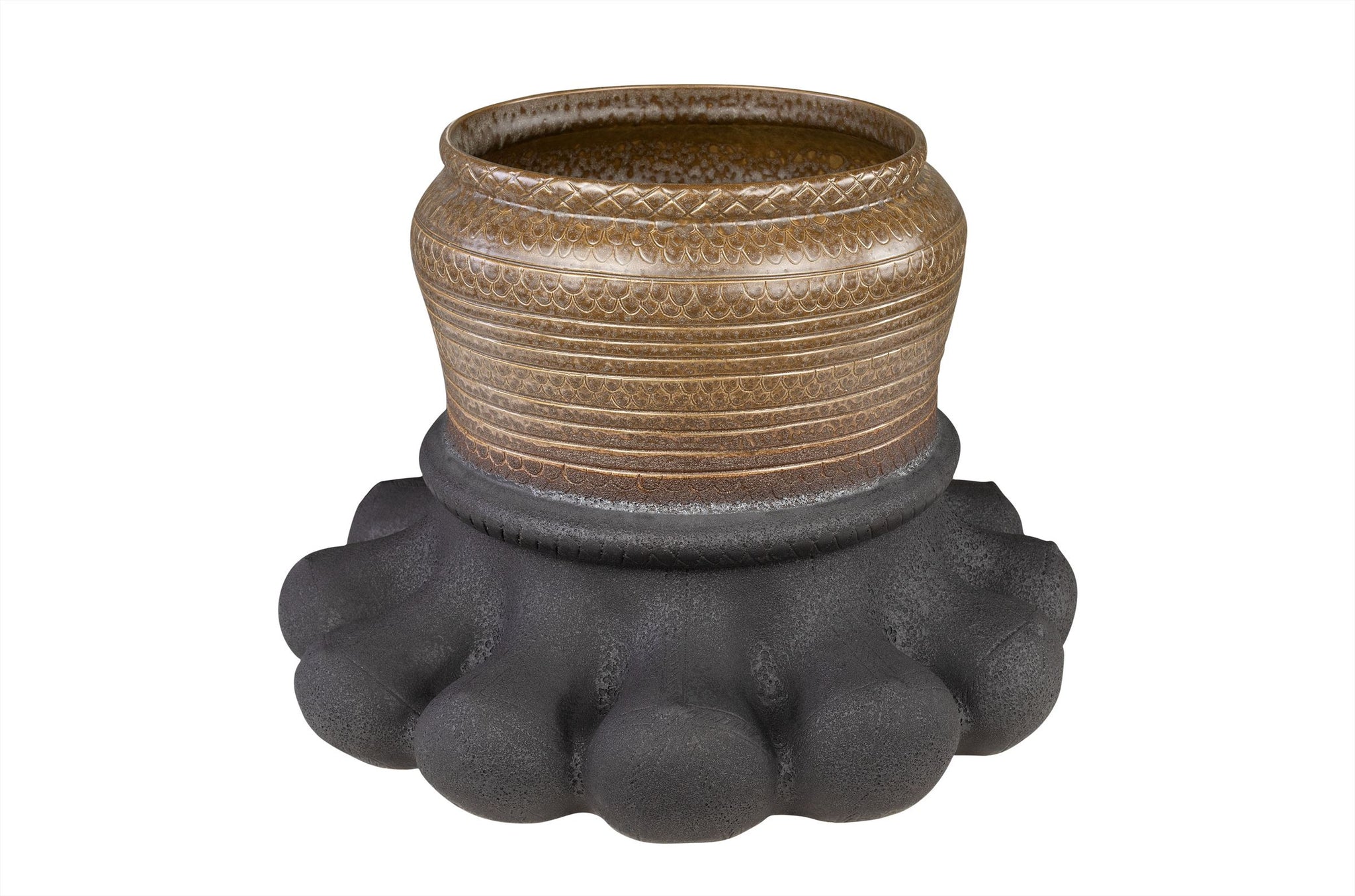 Handgemaakte aardewerken Vaas Baganda met sculpturale zwarte voet en bruin glazuur.