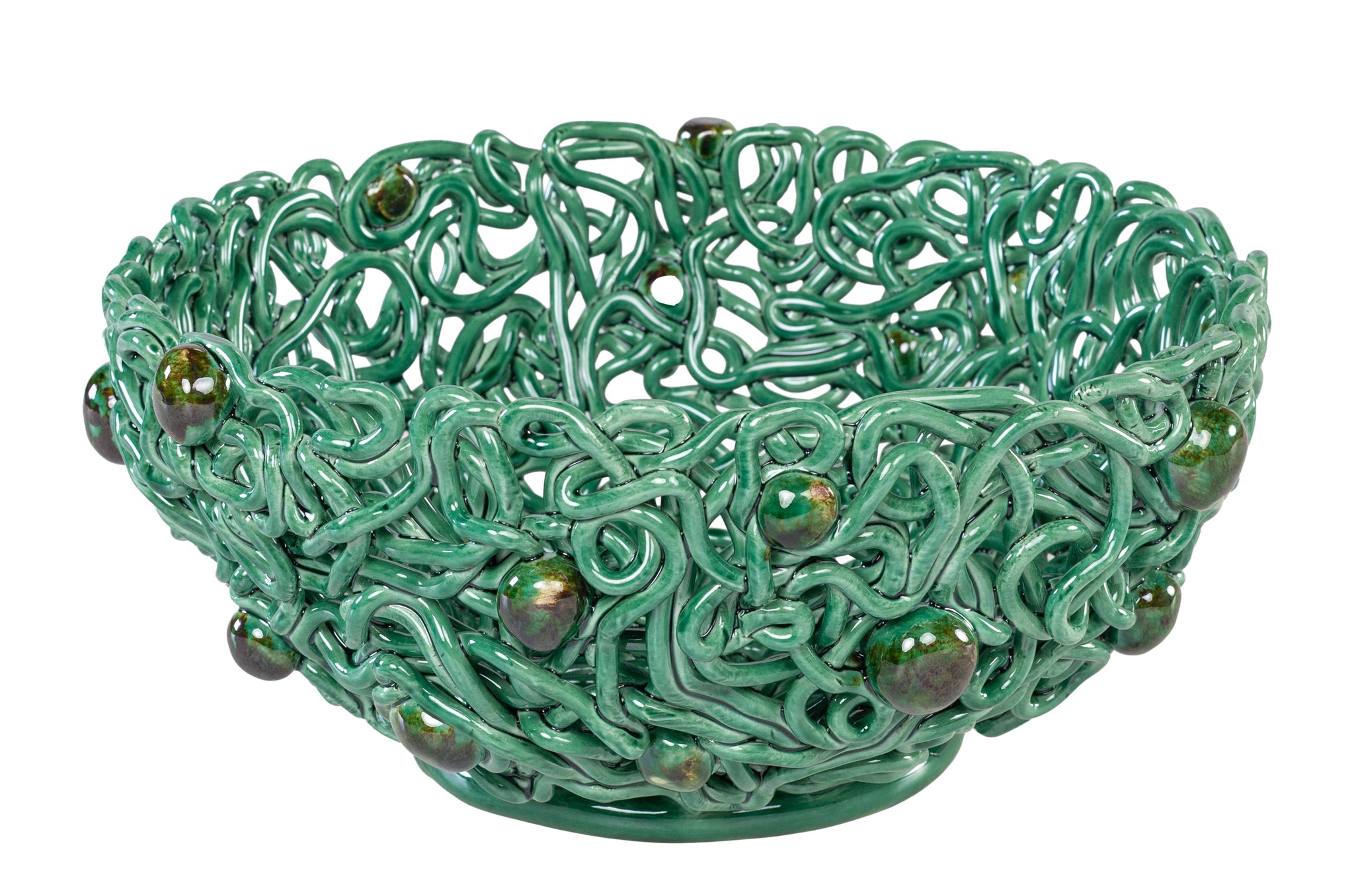 Uniek keramiekobject van Studio Caruma met speels lijnenspel en ambachtelijke afwerking.