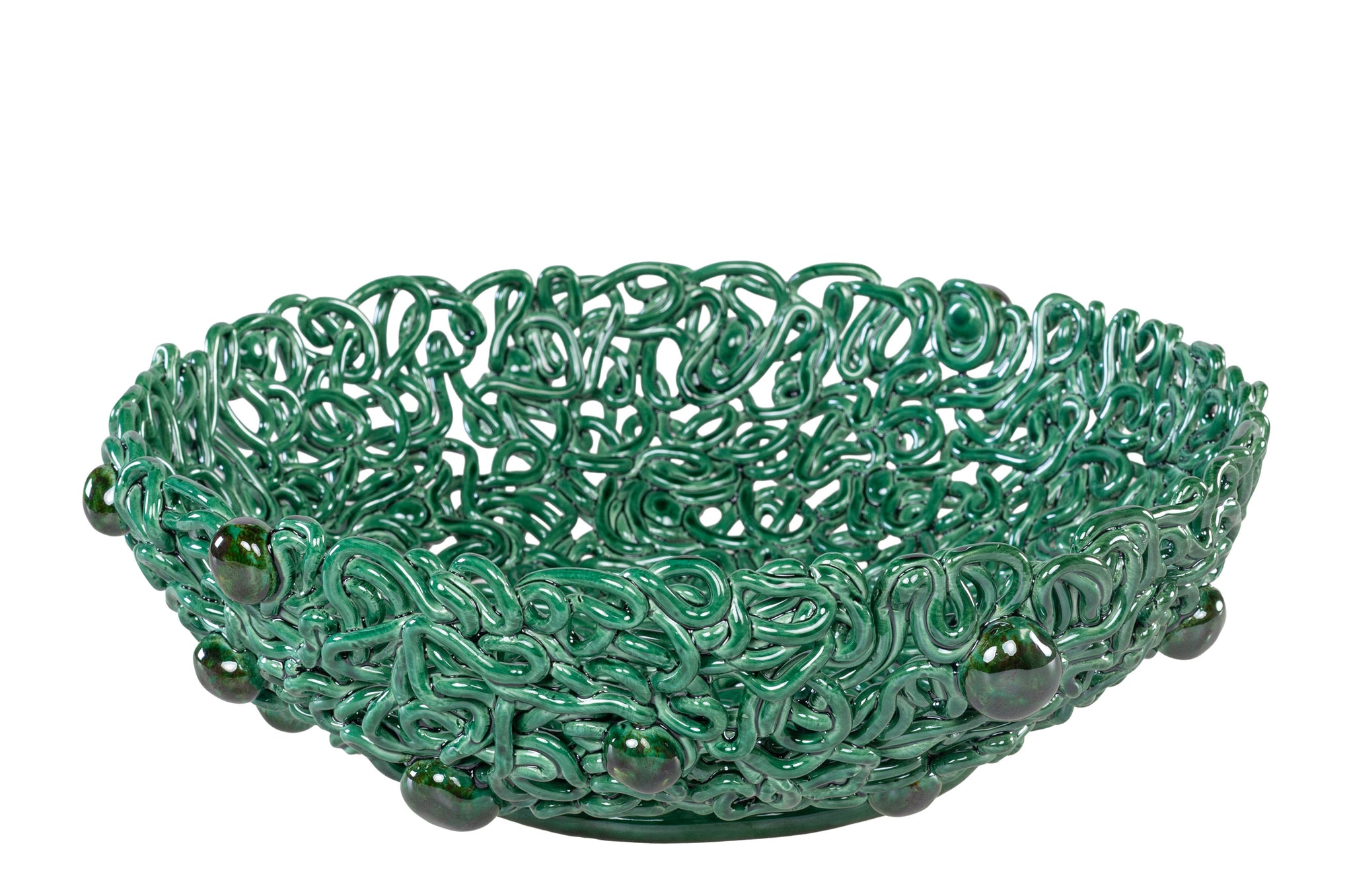 Uniek keramiekobject van Studio Caruma met speels lijnenspel en ambachtelijke afwerking.