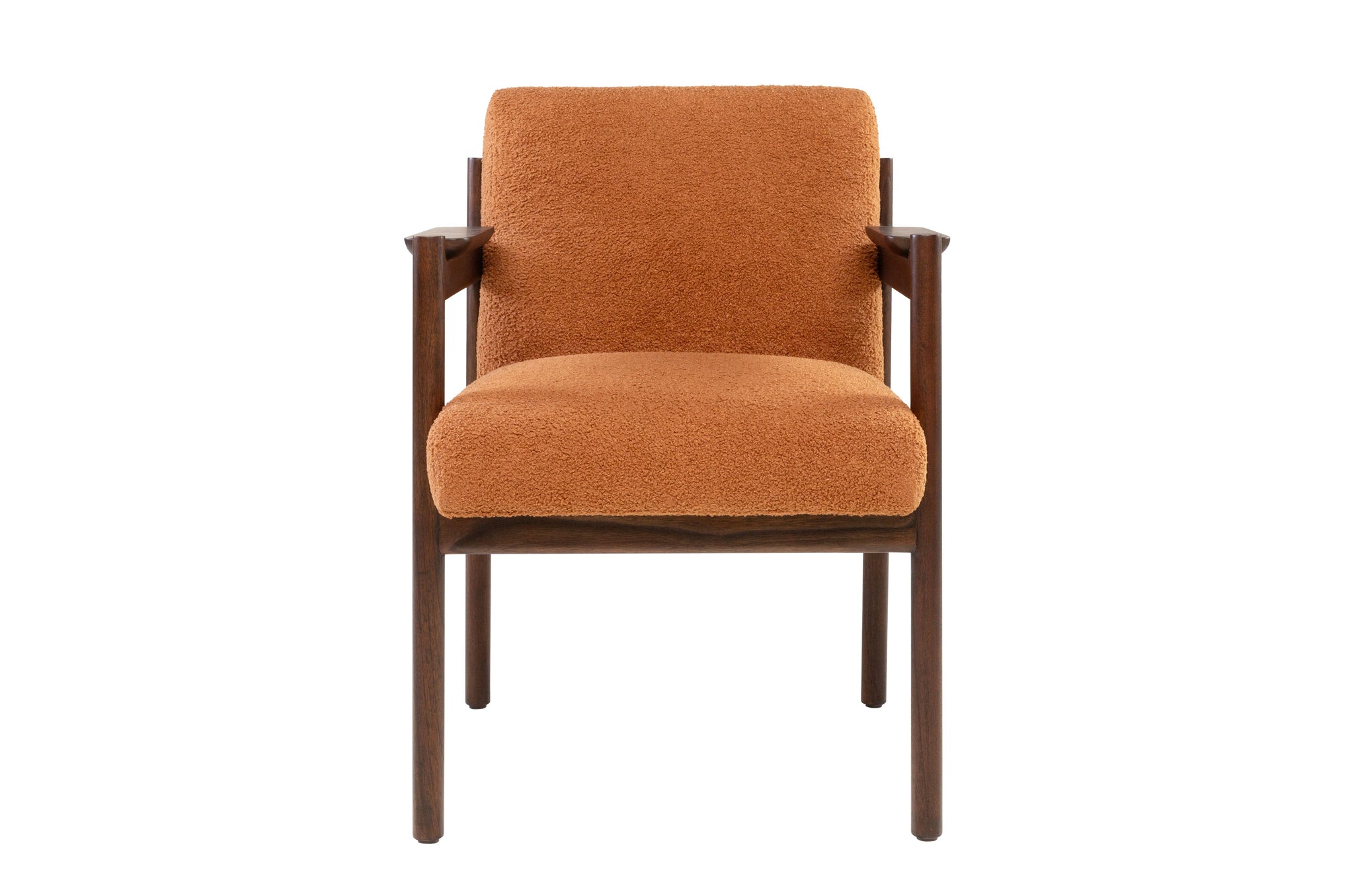 Terracotta stoffen stoel met houten armleuningen en modern design