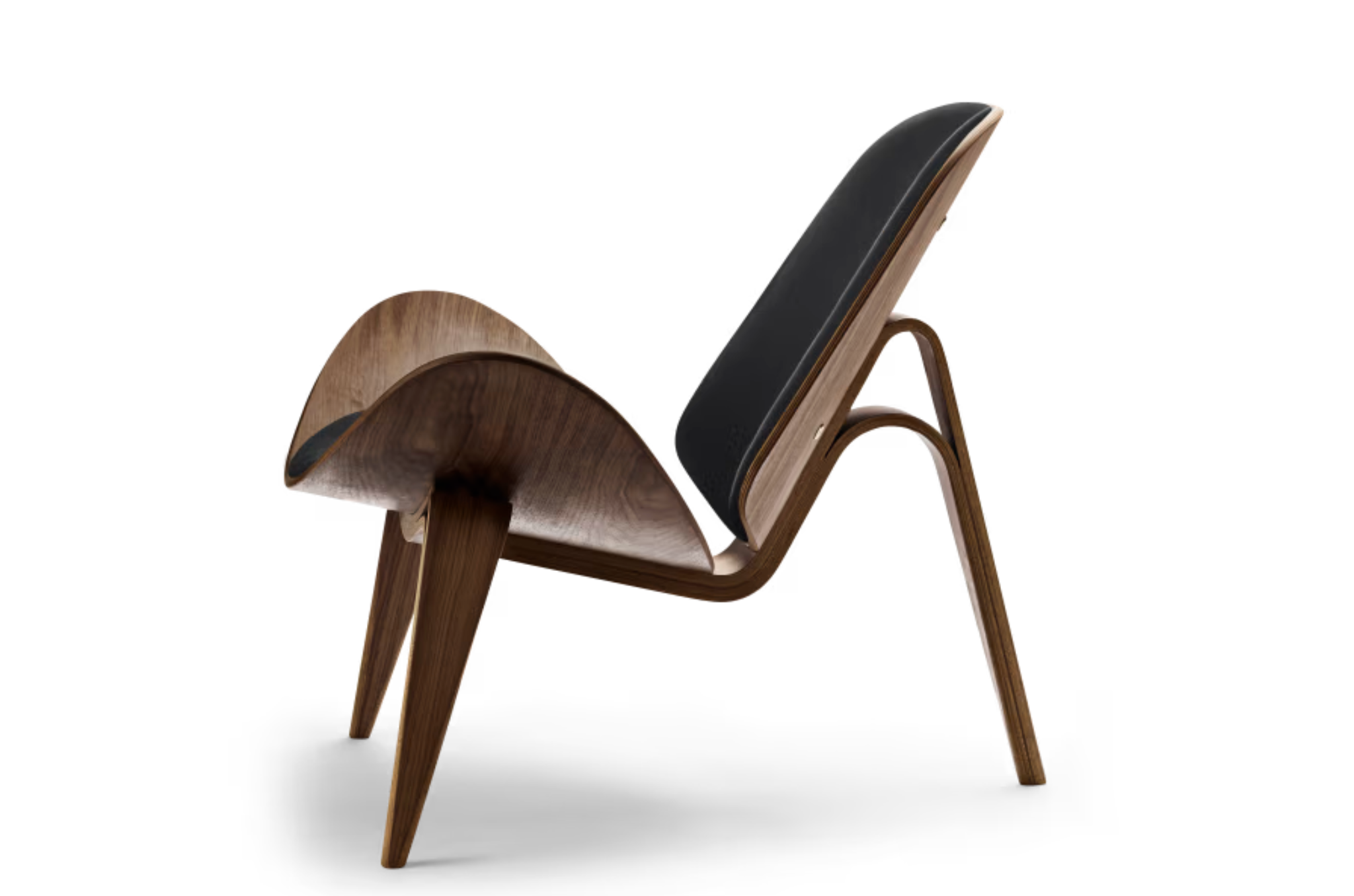 Zijaanzicht van CH07 Shell fauteuil in geolied walnoot