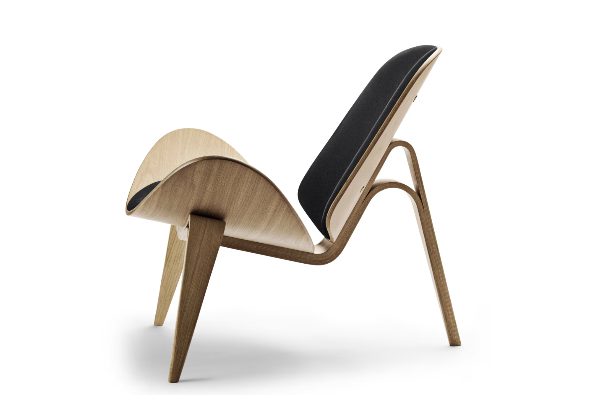 Detail van CH07 Shell fauteuil met gebogen zitting en leren afwerking