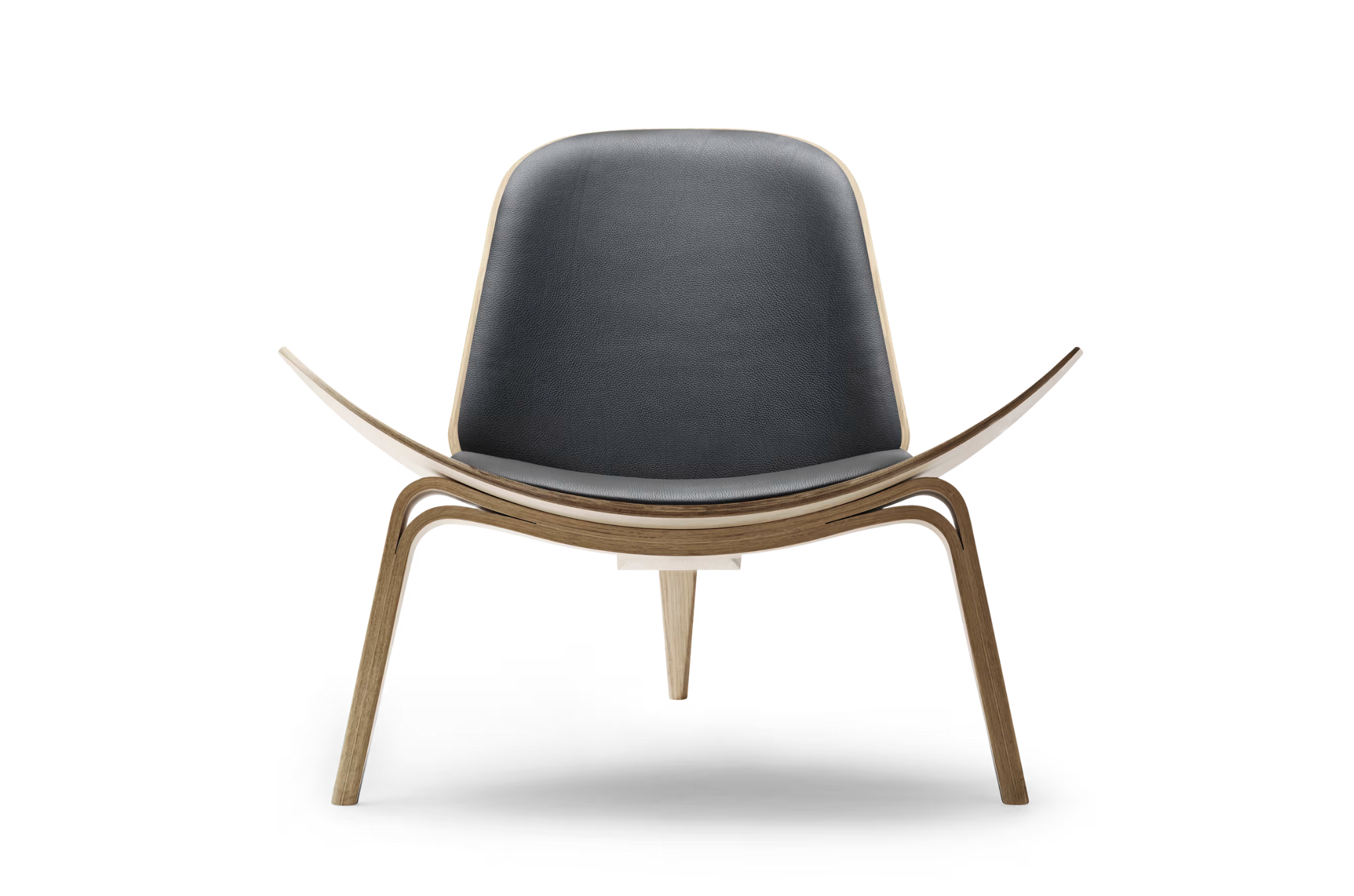 CH07 Shell fauteuil van Hans J. Wegner met gebogen vorm