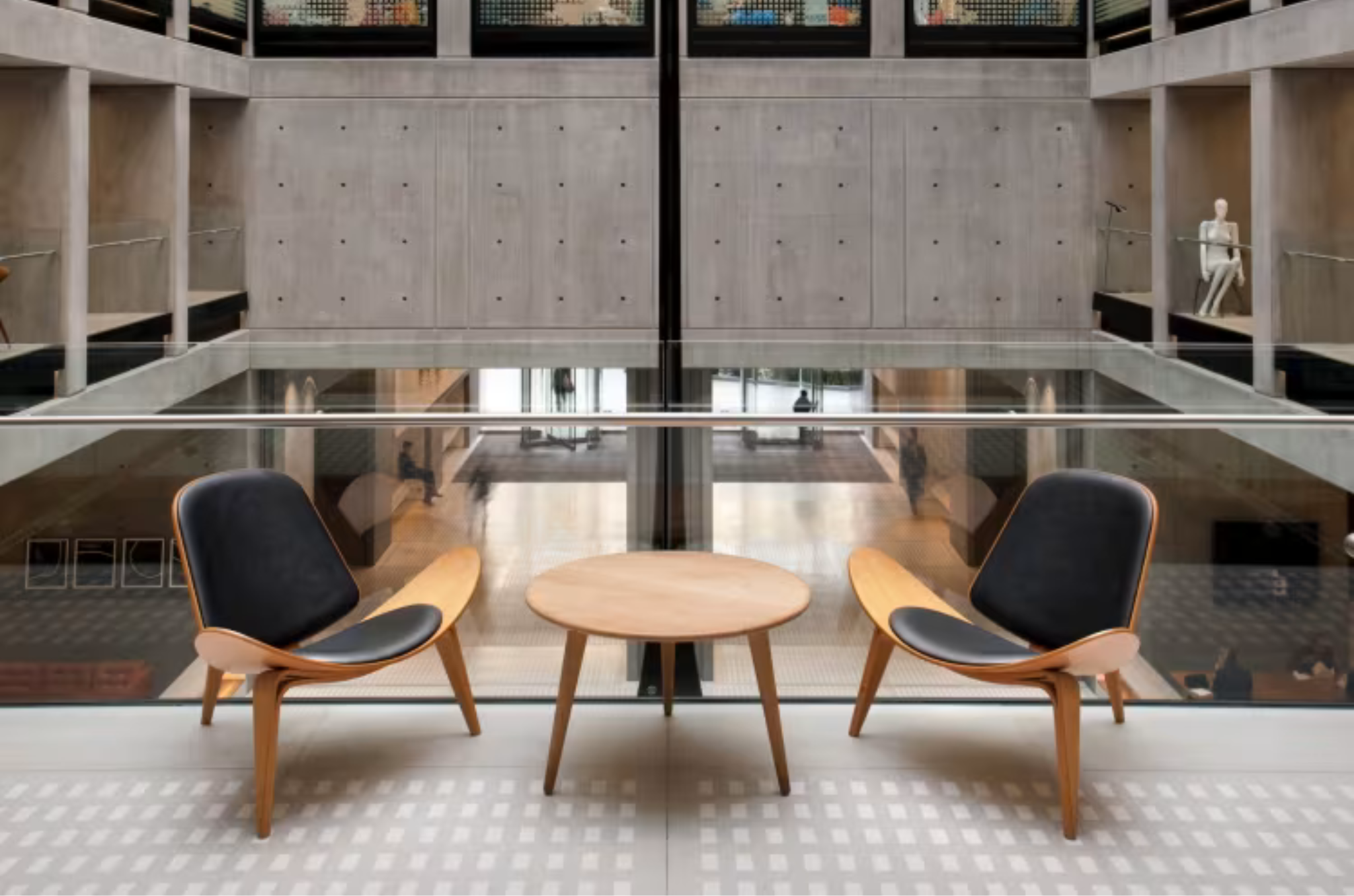 Iconische Shell Chair met drie poten en zwevend ontwerp