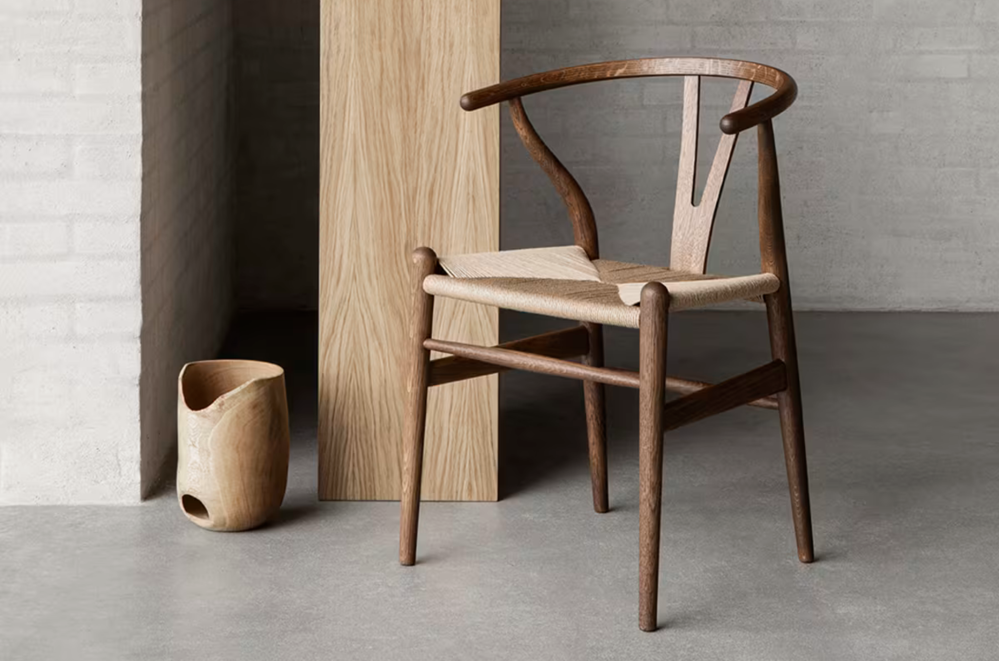 Achteraanzicht van CH24 Wishbone stoel met karakteristieke Y-rug