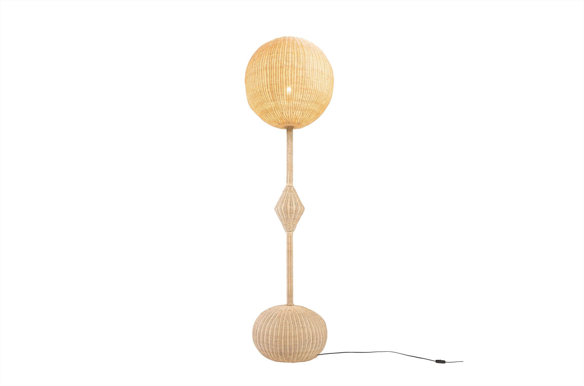 Hoge rotan vloerlamp Chup met slank silhouet