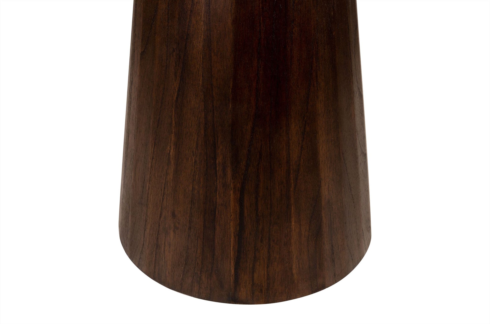 Detail van houten eettafel Congo met ronde vorm