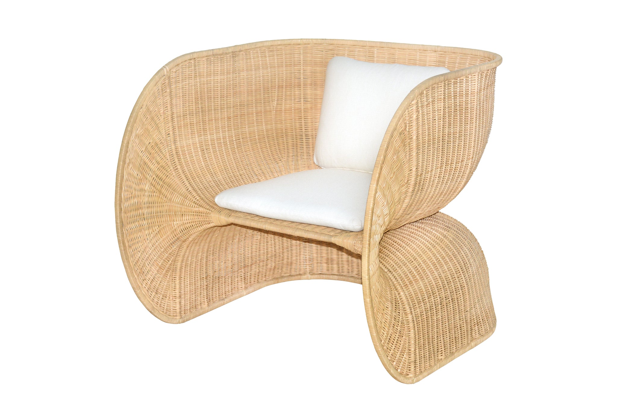 Rattan fauteuil Fole met organische vorm en licht kussen