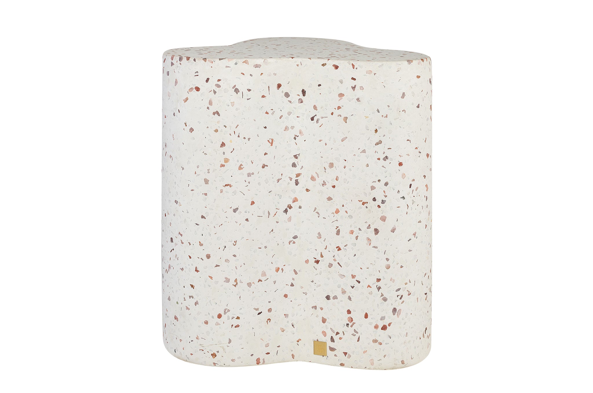 Witte terrazzo bijzettafel met afgeronde vorm – Freddy design van Versmissen.