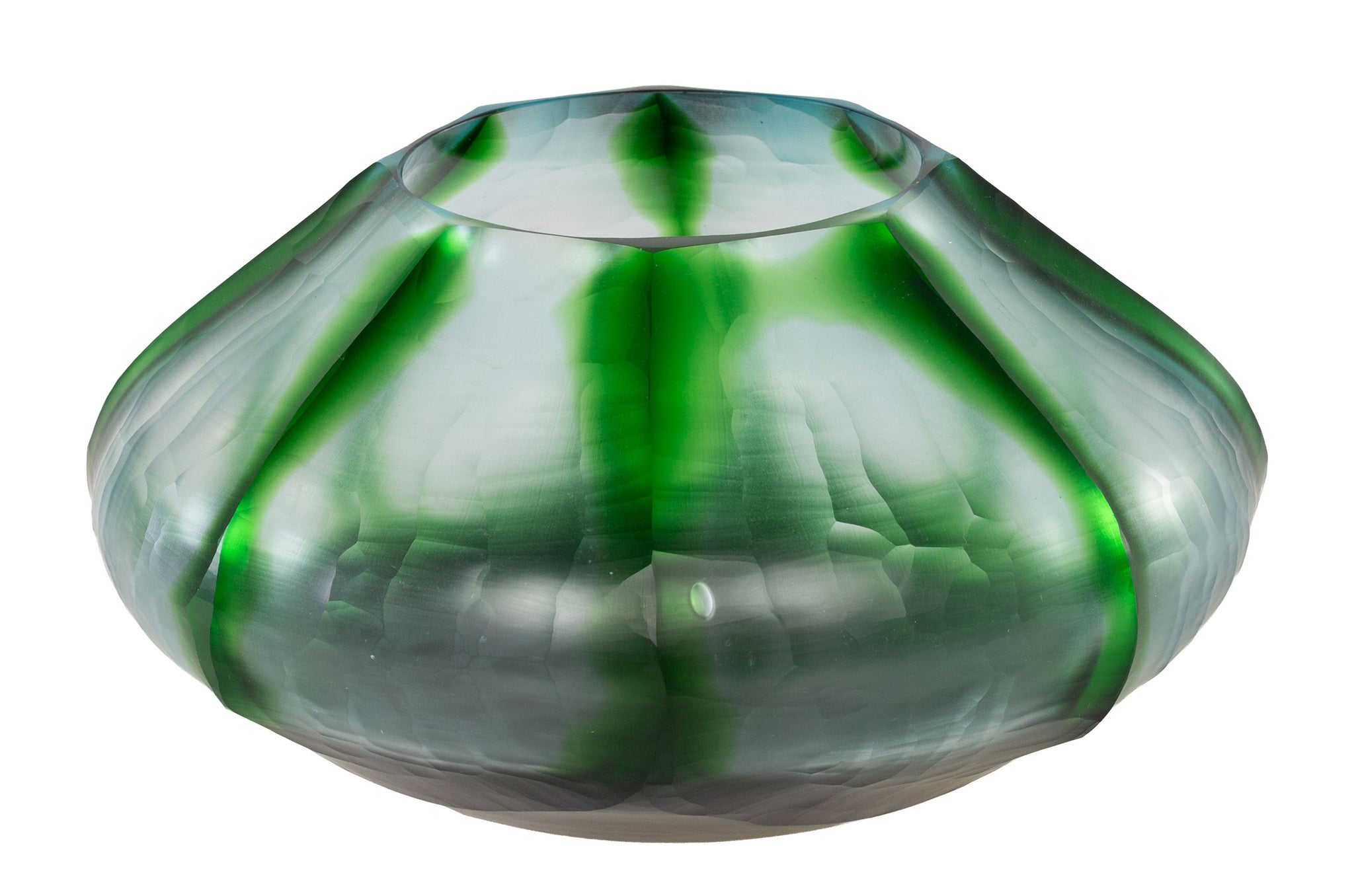 Decoratieve vaas van massief gekleurd glas in groene en heldere tinten, met handgeslepen details.