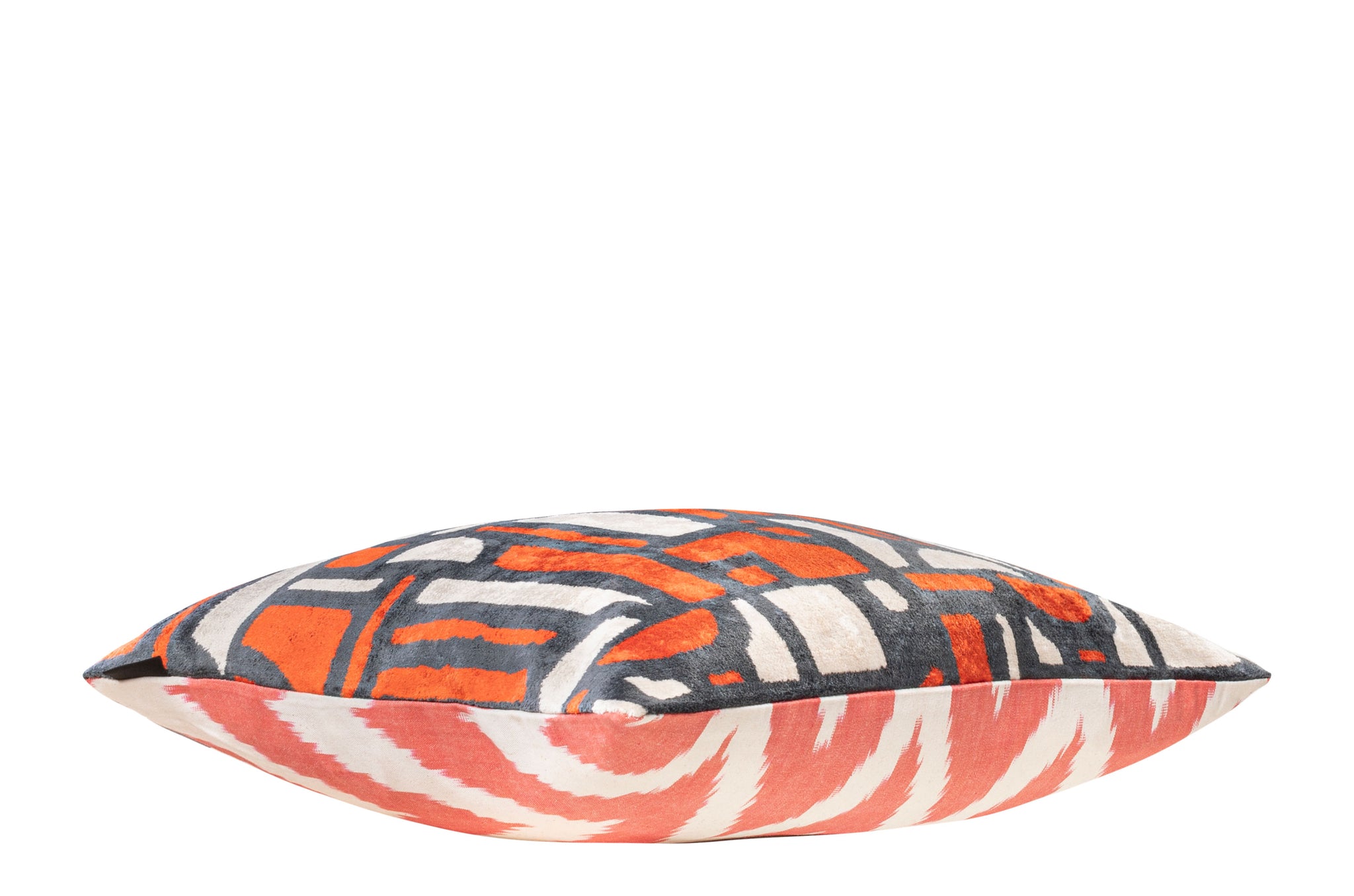 Kussen met Art Deco-inspiratie in oranje, wit en grijs.