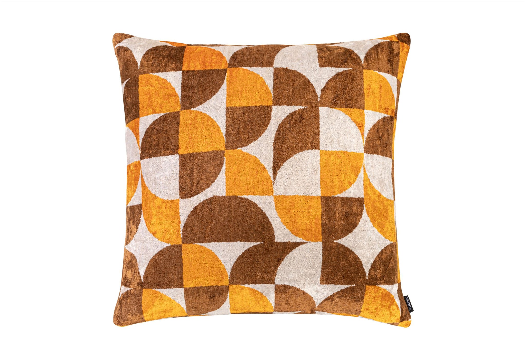 Vierkant kussen met grafisch patroon in honing- en bruintinten, inclusief donsvulling.