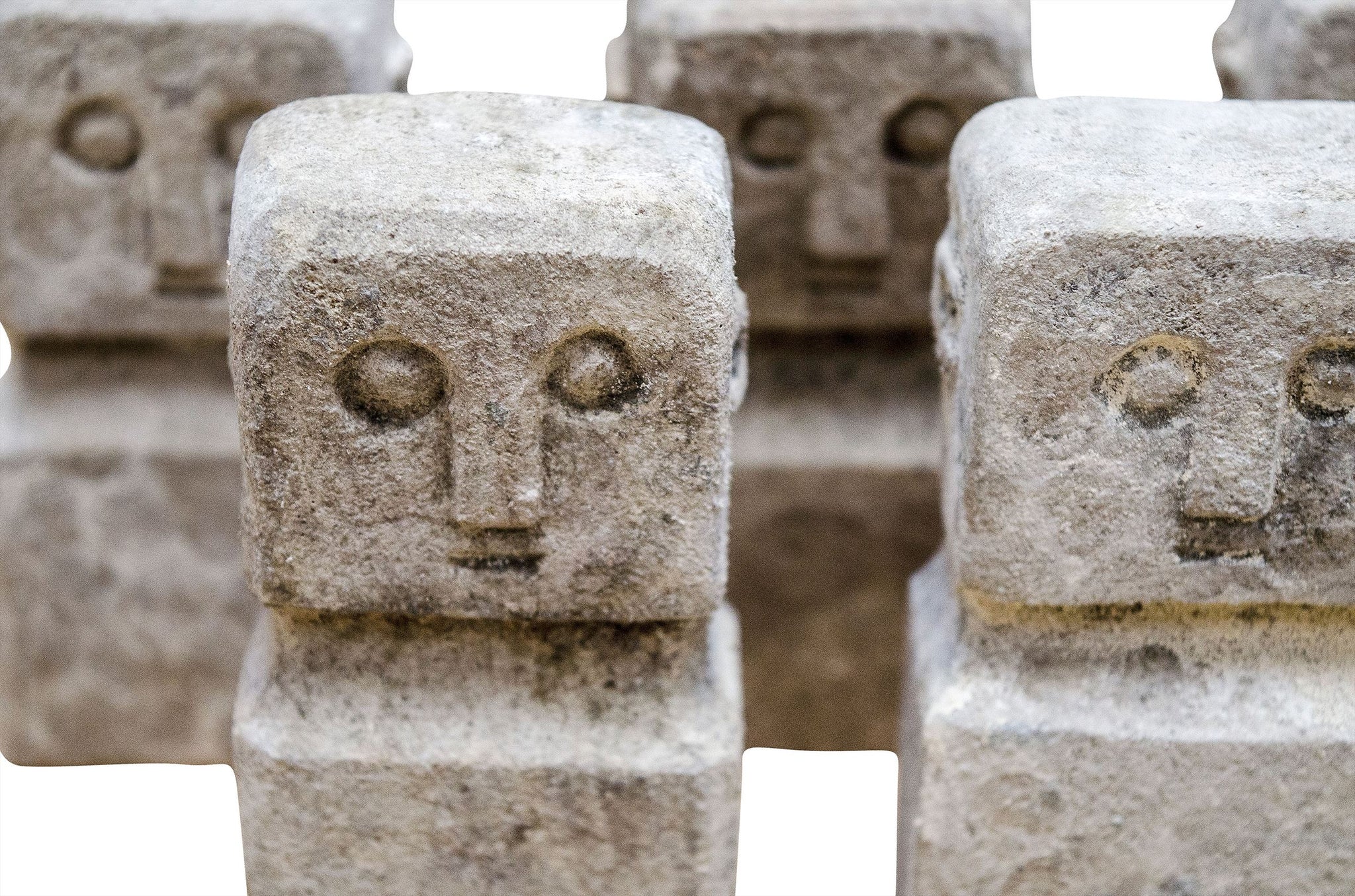 Minimalistisch kunstobject in natuursteen met primitieve vormen.