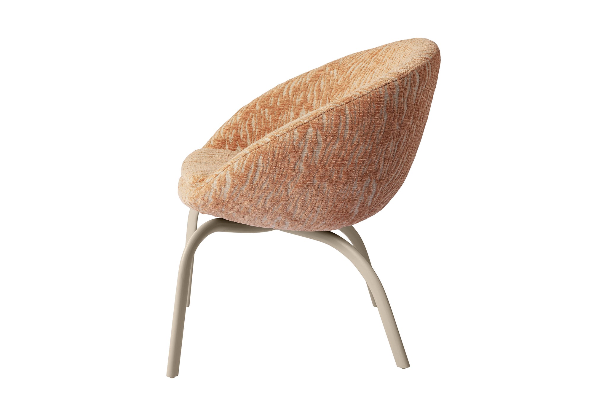 Comfortabele designstoel Joe in zandkleurige Mura-stof op licht beige poten