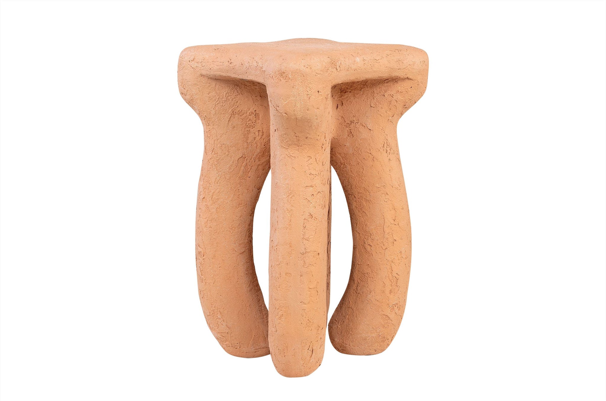 Design bijzettafel van glasvezelversterkt polyester in warme terracotta kleur.