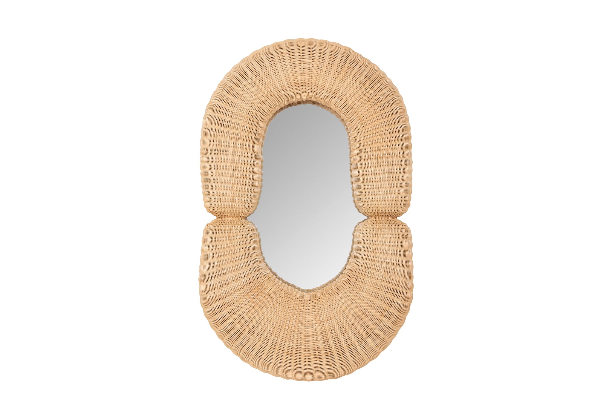 Organische rotan spiegel in naturel kleur met handgevlochten frame.