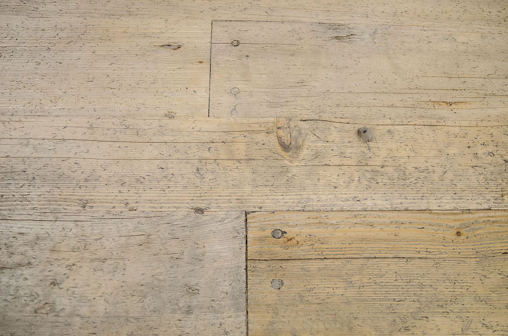 Houten onderstel van eettafel Mine met kruisschoren en natuurlijke afwerking