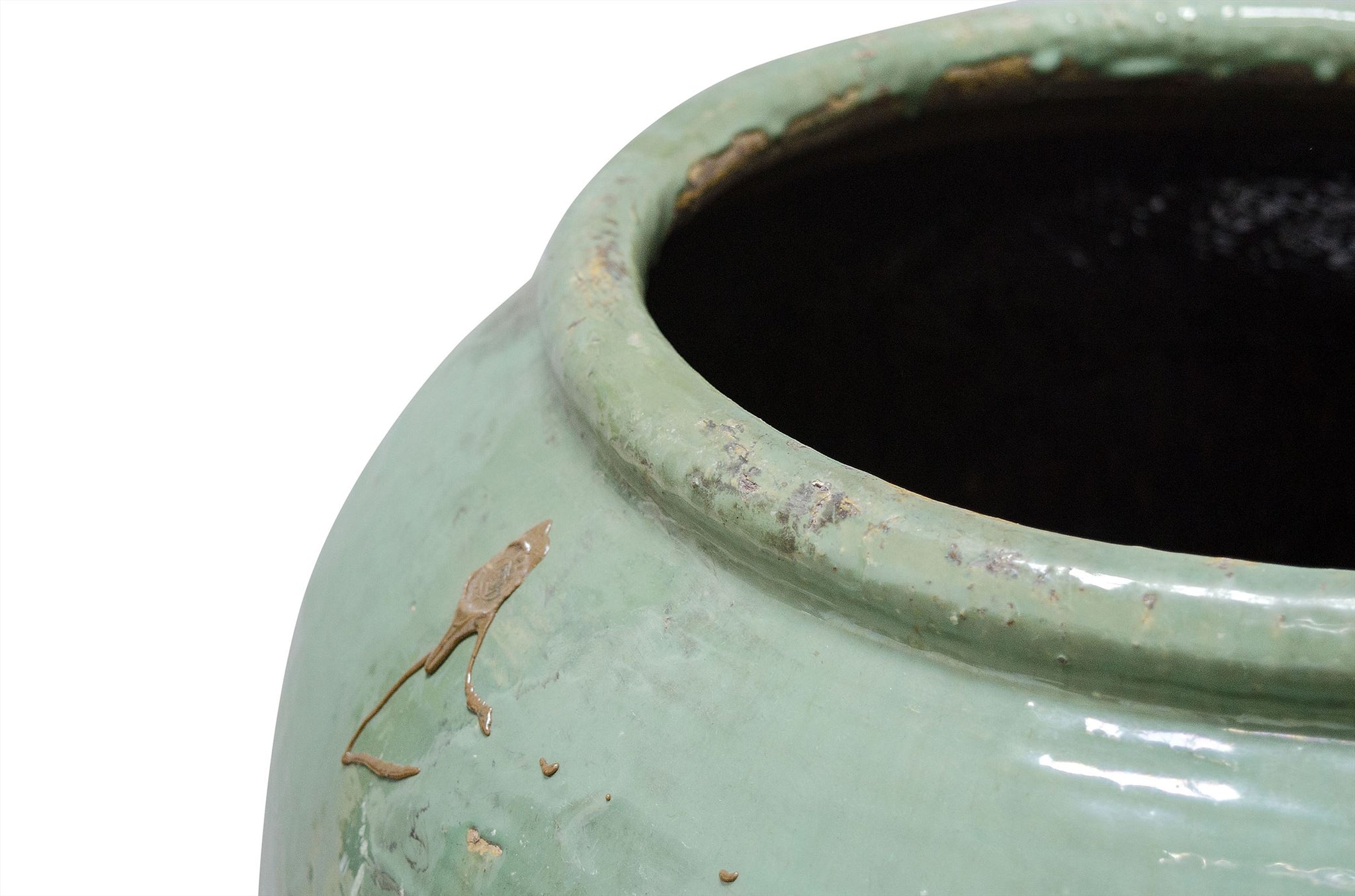 Detail van groen geglazuurde antieke plantenpot met onregelmatige textuur