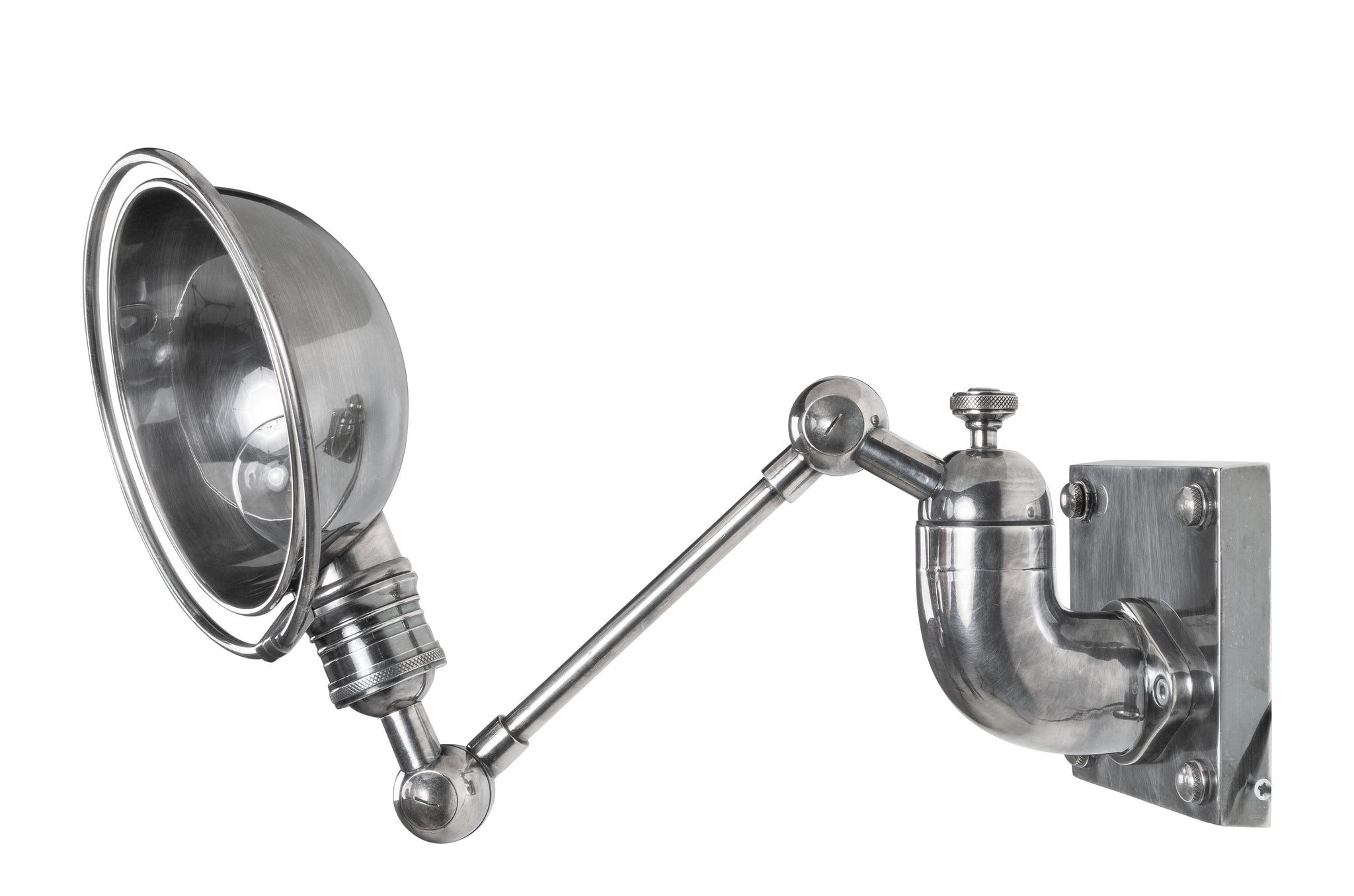 Functionele wandlamp in verzilverd messing met industriële uitstraling