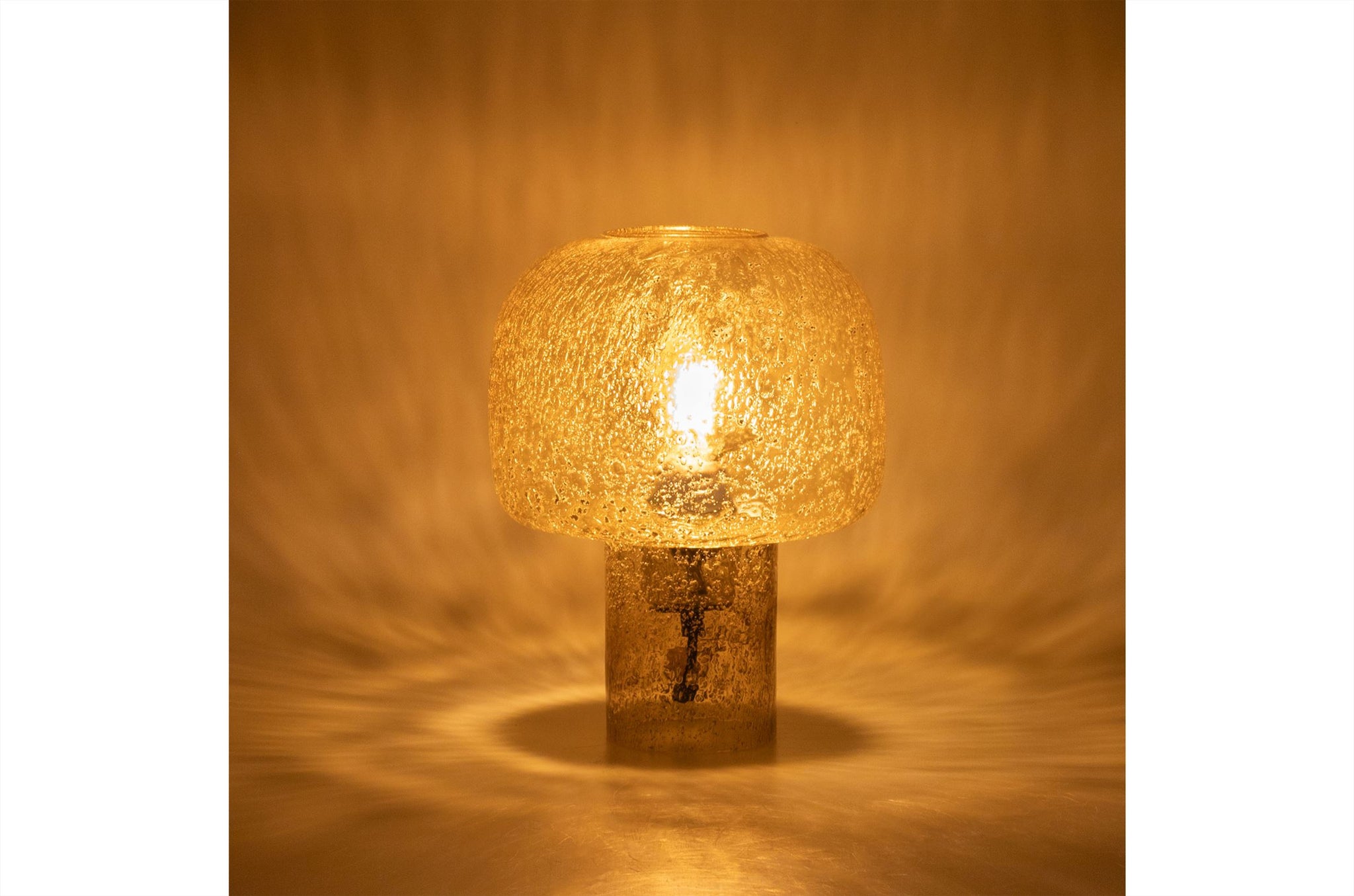 Glazen tafellamp Mushroom met warme amber tint en compacte vorm