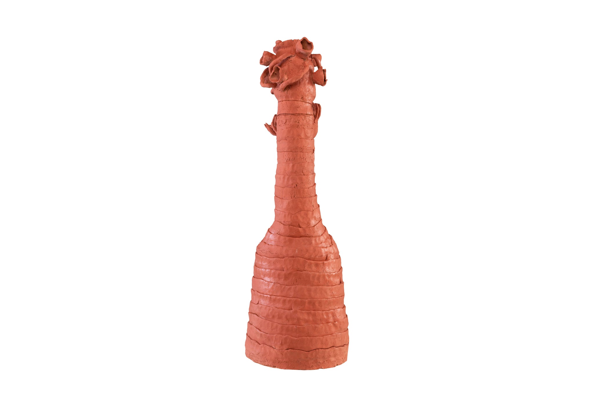 Handmatig opgebouwd terracotta beeld met speelse vertakkingen.