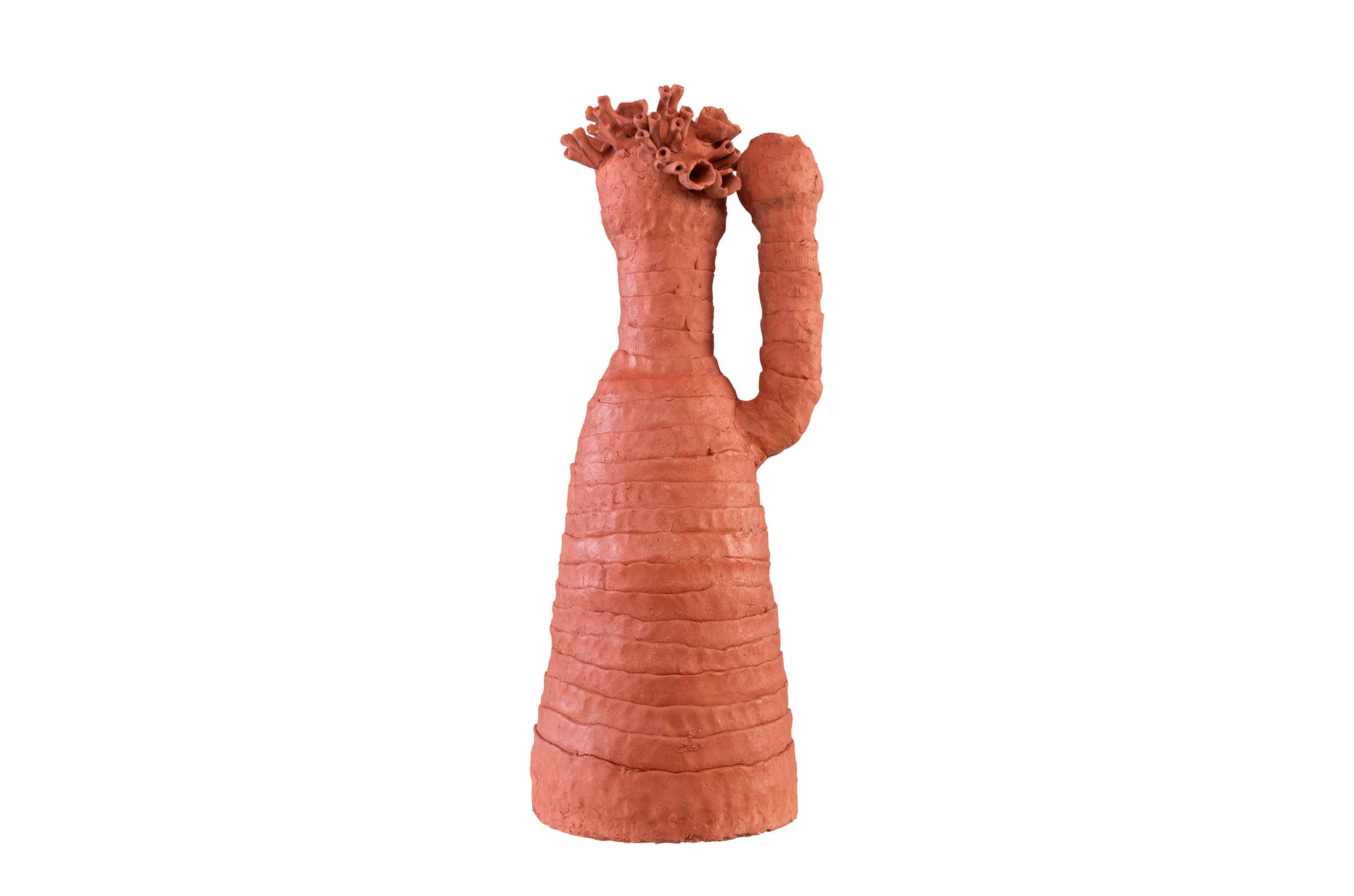 Decoratieve terracotta vorm met natuurlijke, verticale lijnen.