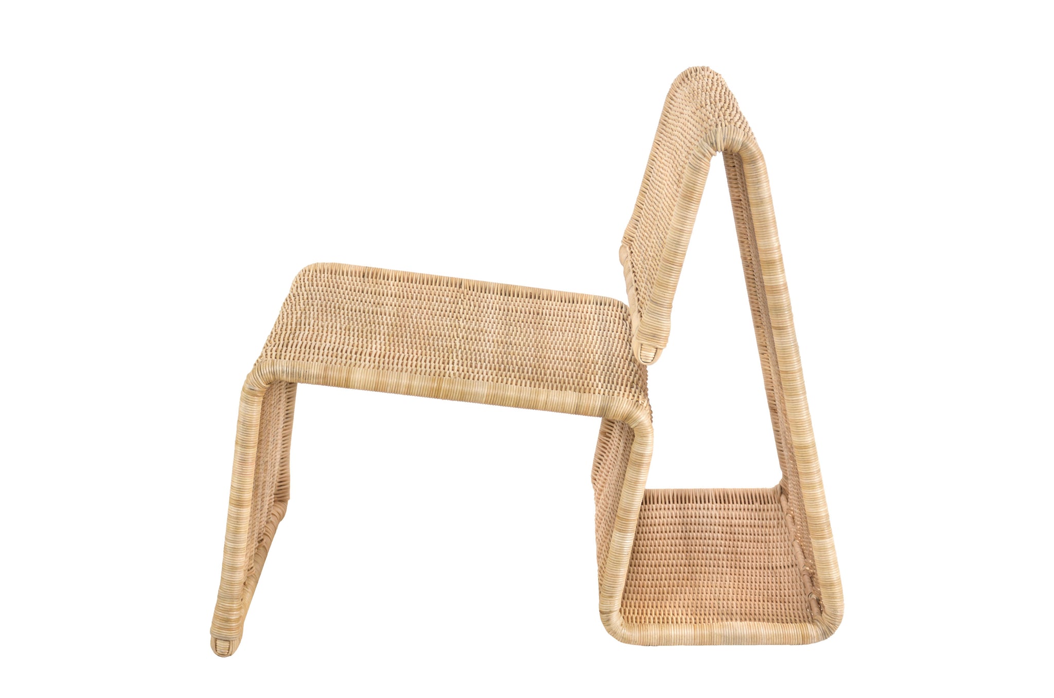 Lichte fauteuil van handgevlochten rotan in sculpturale vorm