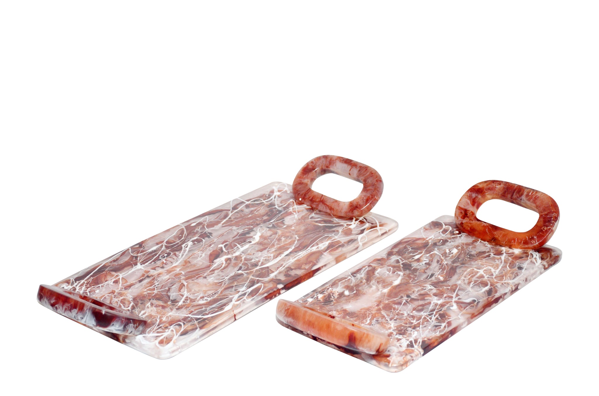 Set van twee resin dienbladen met Ruby & Cream marmerlook en afgeronde handgrepen.