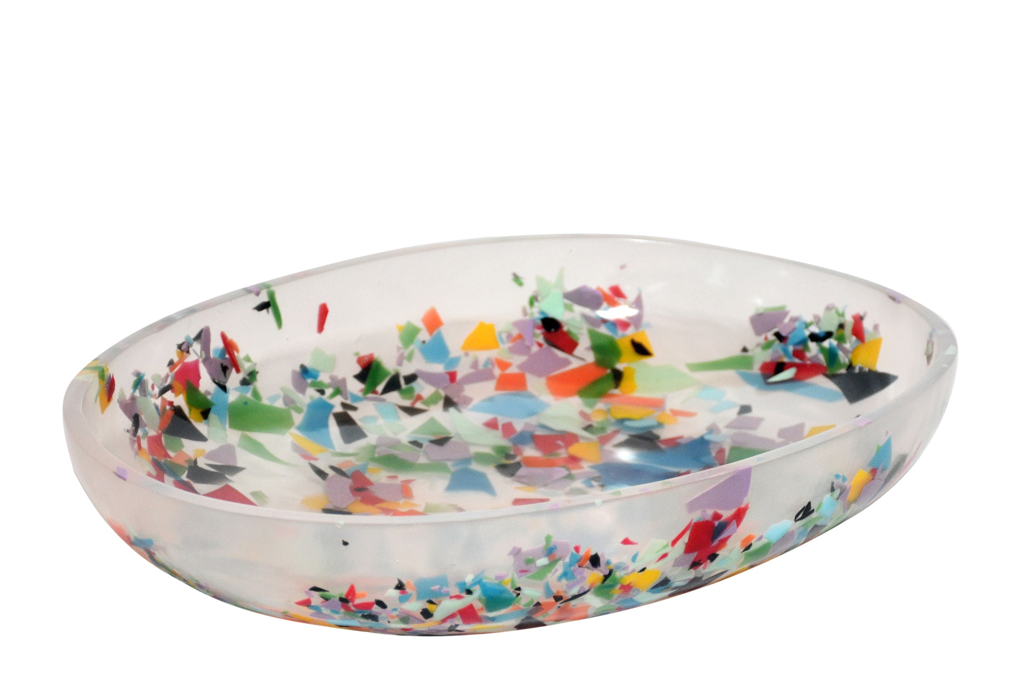 Ronde schaal met ingelegde confettivormen in verschillende kleuren.