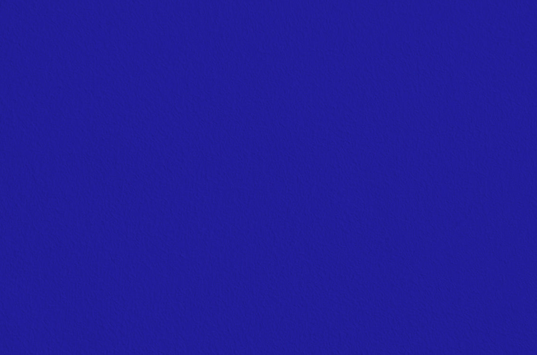 Detail van matte structuur en diepe kleur van Yves Klein Blue verf