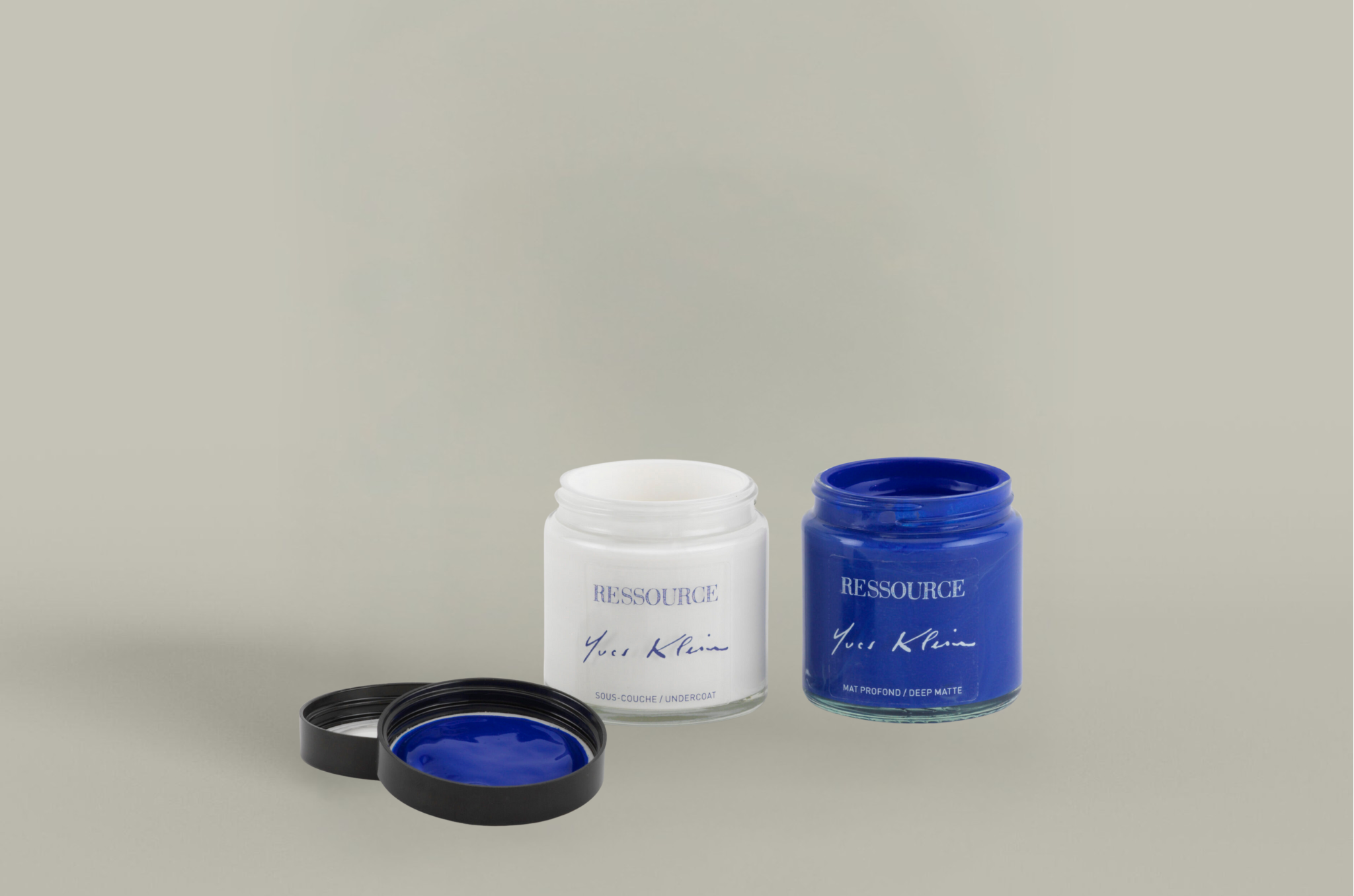 Ultramarijn pigment van Yves Klein Blue met karakteristieke kleurintensiteit