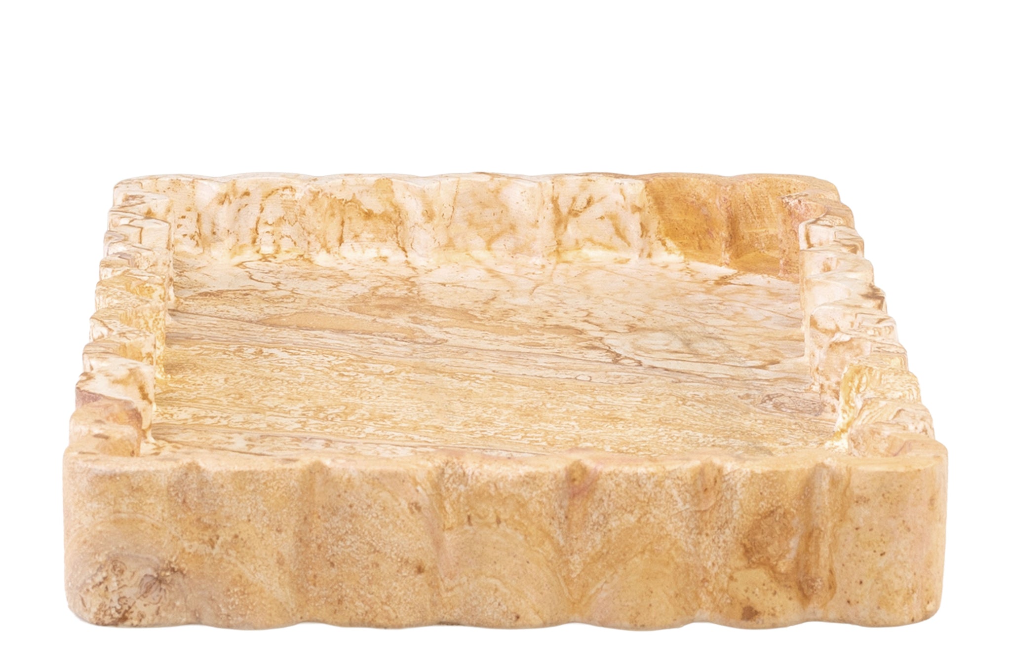 Decoratief stenen plateau met sculpturale rand en mix van zand- en honingkleuren.