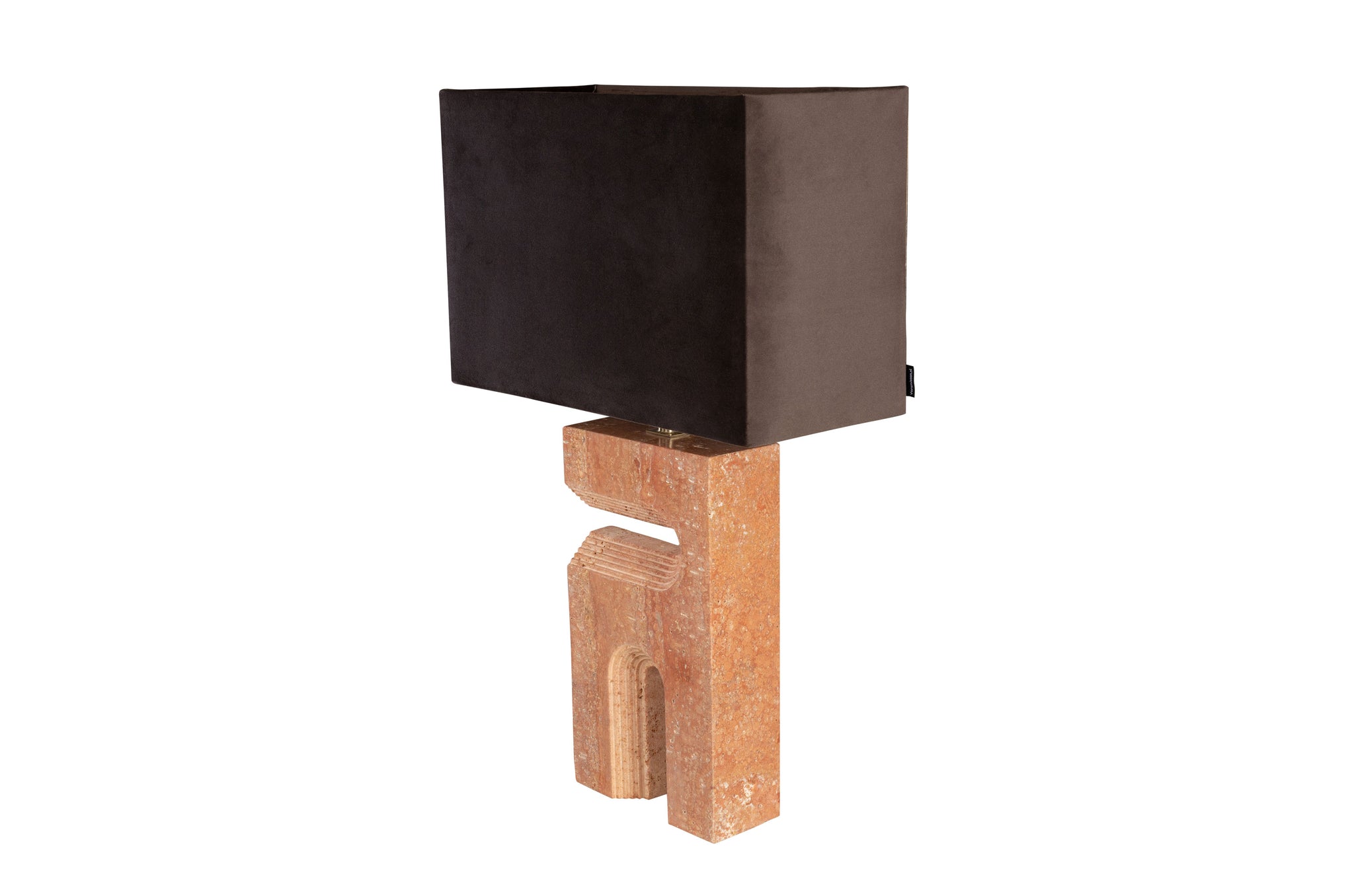 Sculpturale tafellamp in rood travertin met warme bruine lampenkap