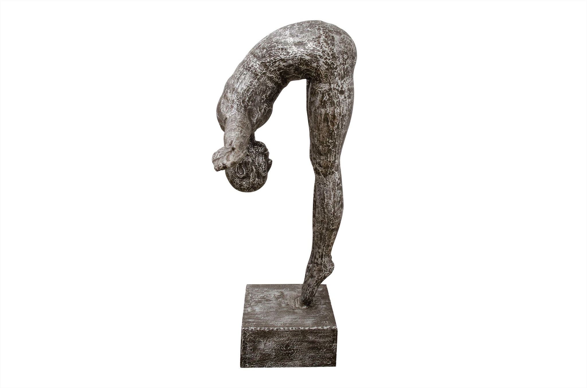 Sculptuur van een gestileerde duikende figuur op stevige voet.