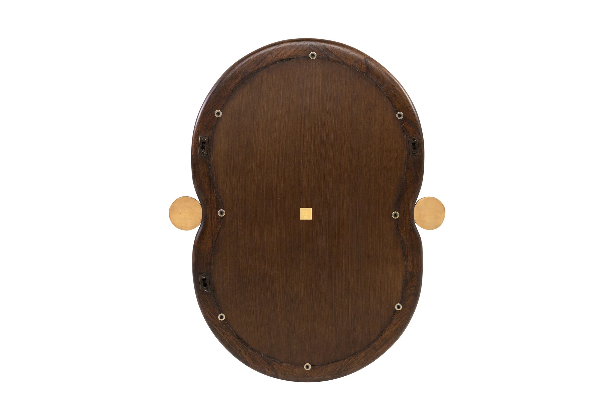 Spiegel met warme houten omlijsting en stijlvolle messing elementen.