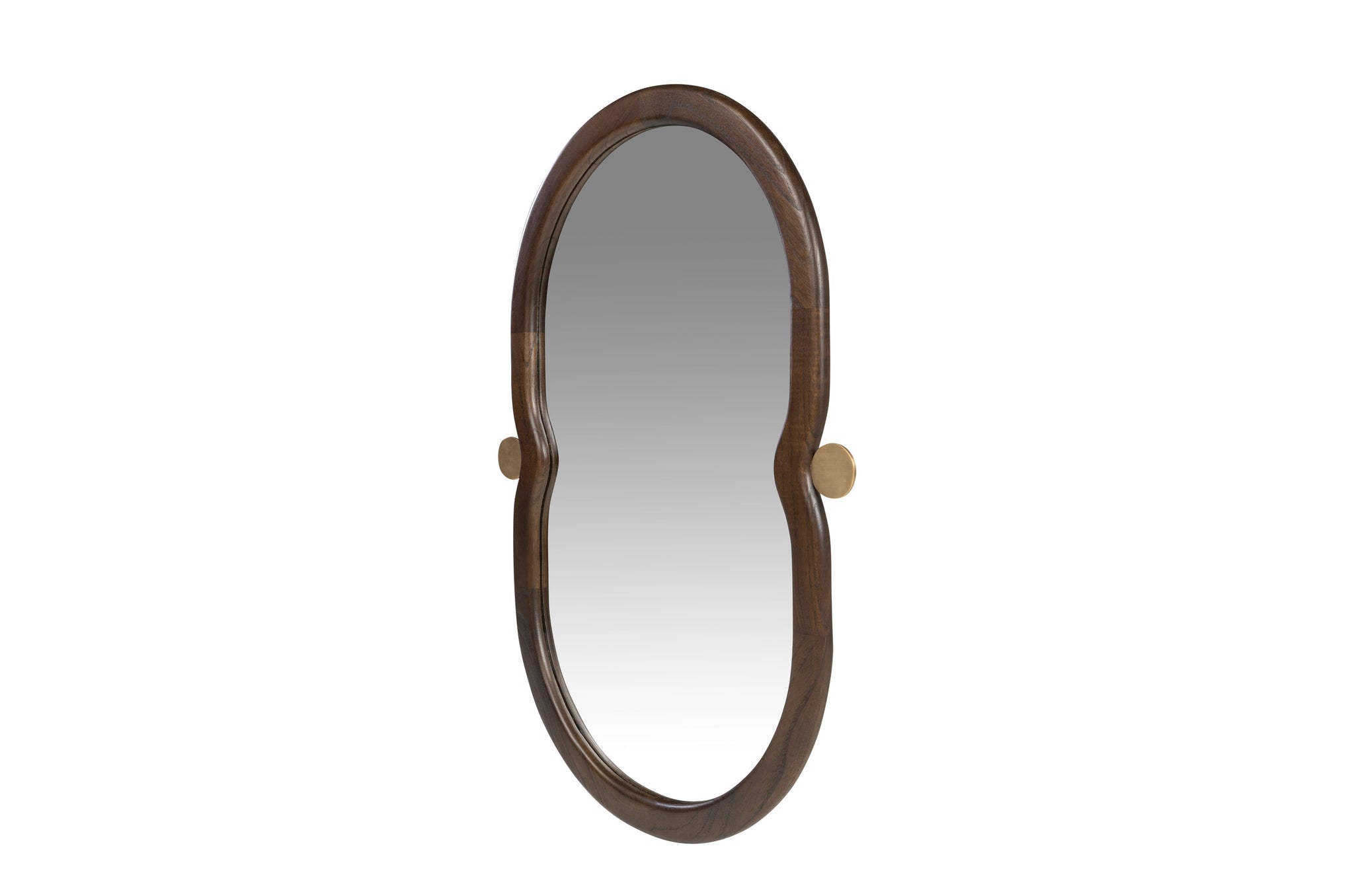 Grote ovale spiegel met organische houten lijst en messing details.