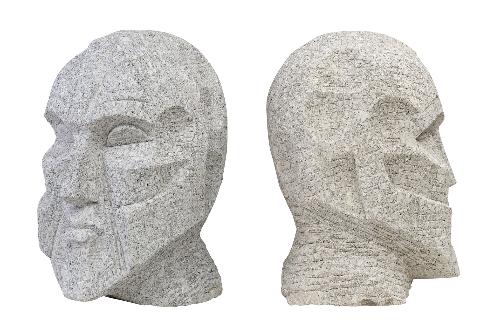 Stenen beeld met grafische lijnen en rustige, korrelige structuur.