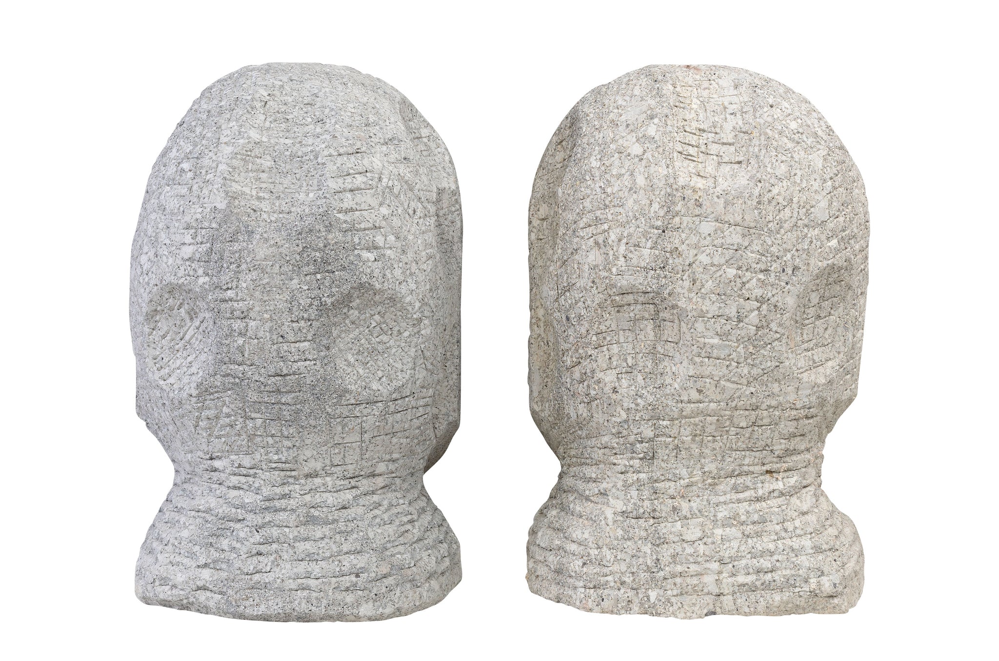 Sandstone hoofdsculptuur met minimalistische, monumentale uitstraling.