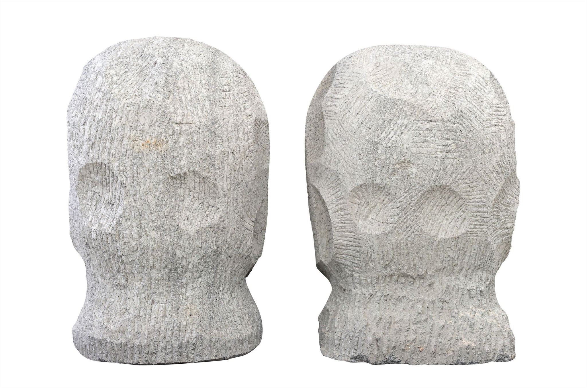 Monumentale sandstone sculptuur met rustige grijstinten.