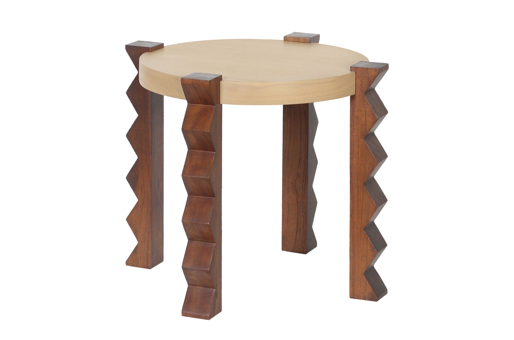 Sculpturale bijzettafel in natural en light roasted coffee tinten.