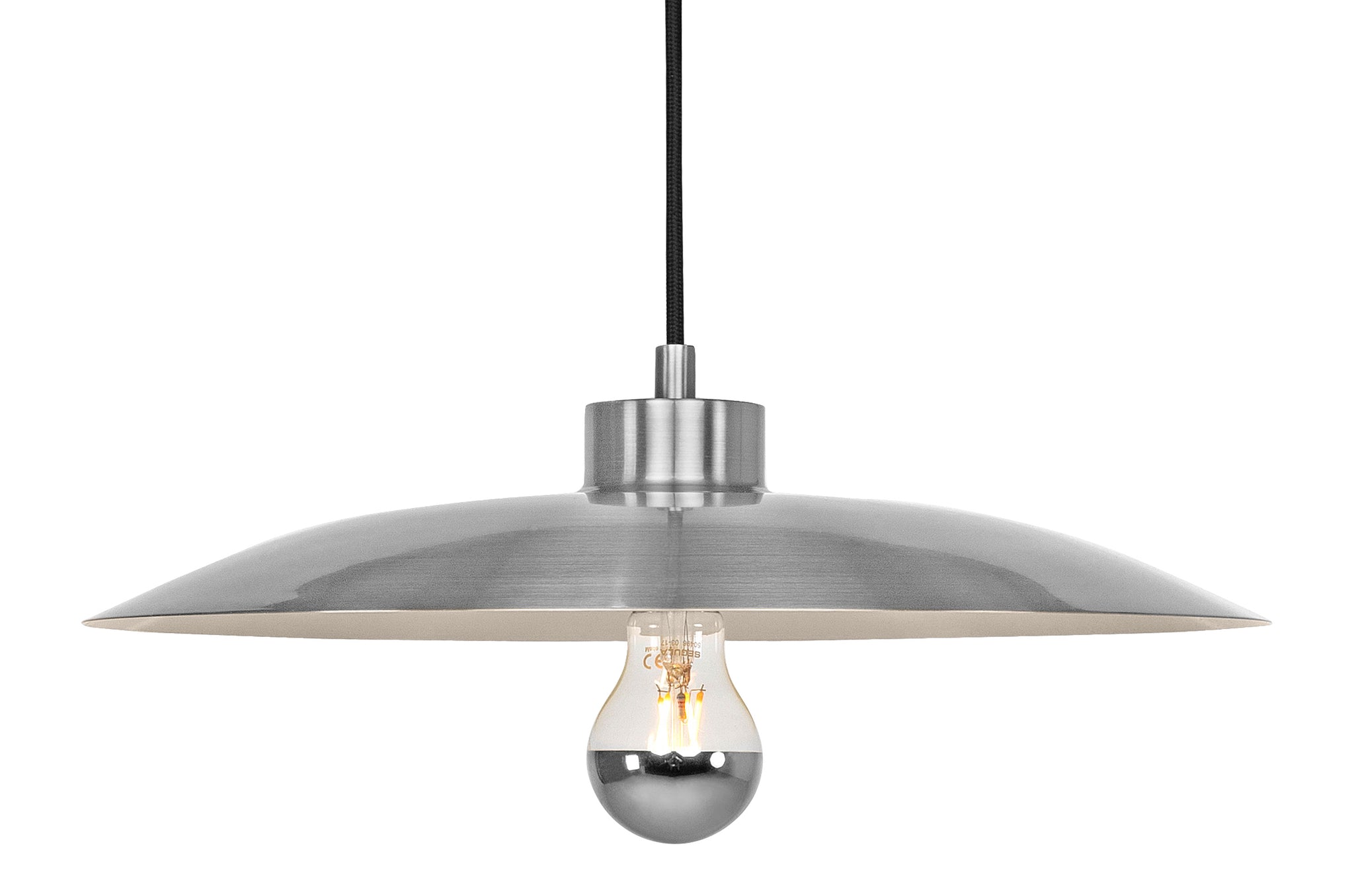 Detail van aluminium hanglamp met E27 lichtbron en minimalistische vorm