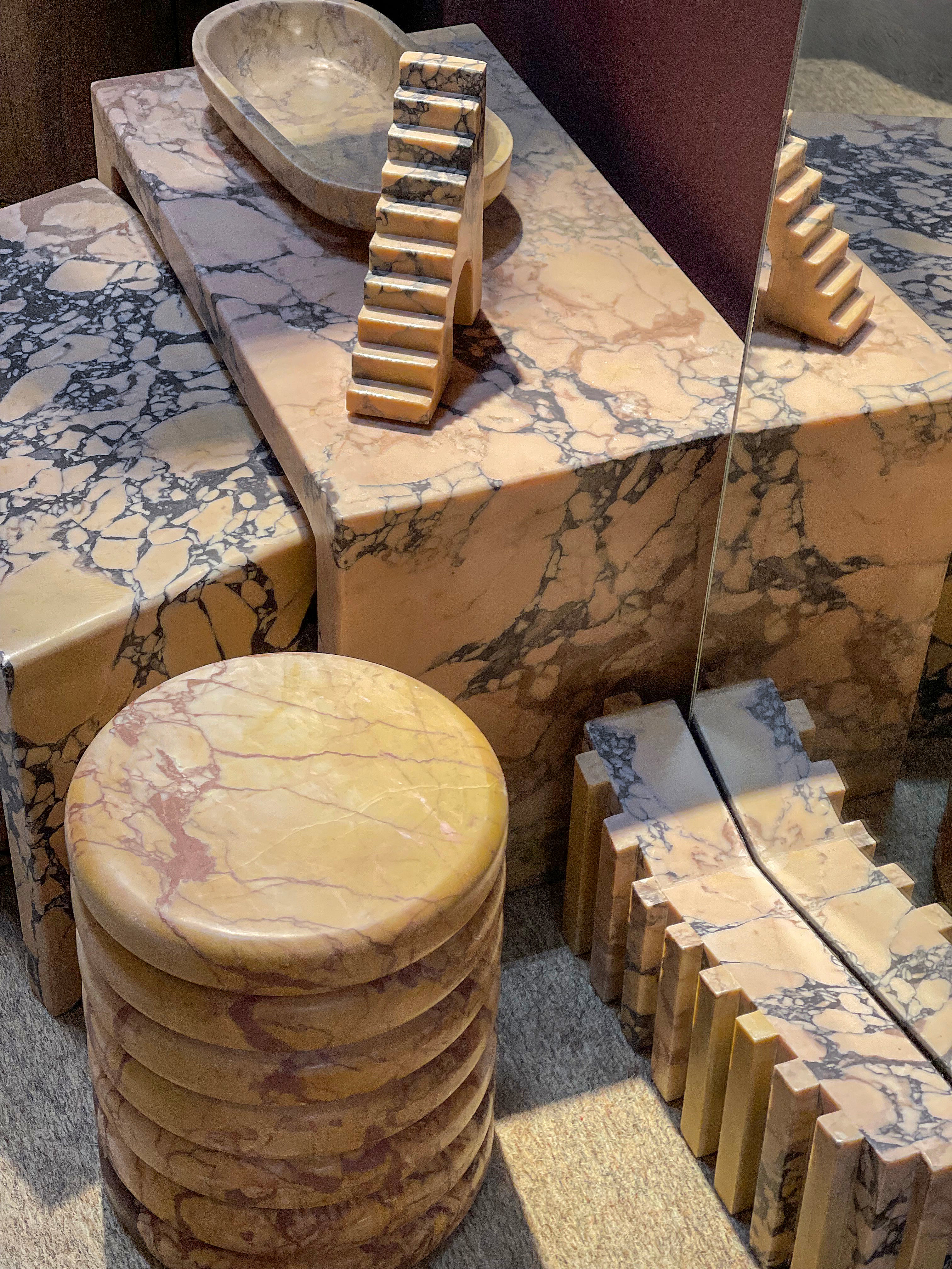 Interieurstyling met marmeren objecten en geometrische vormen