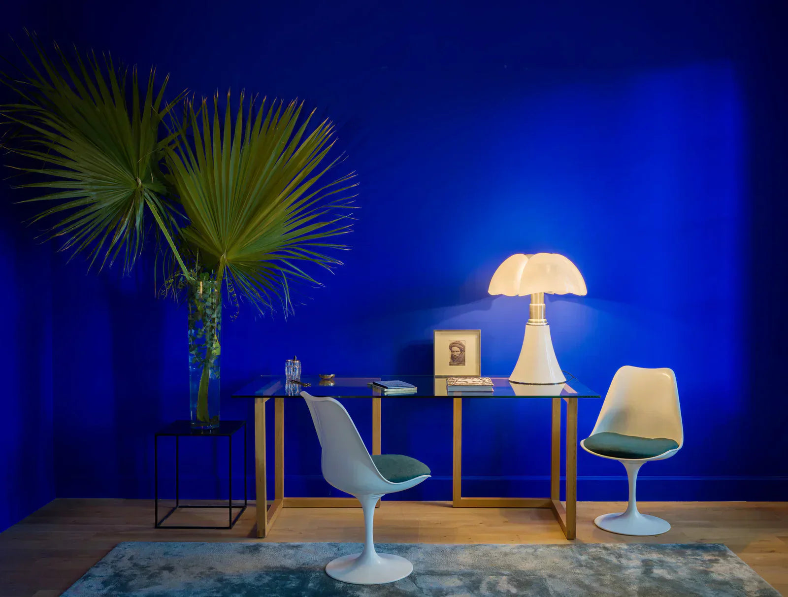 Yves Klein Blue interieur met diepe ultramarijnblauwe muren, uitgevoerd in Yves Klein Blue verf van Ressource Peintures.