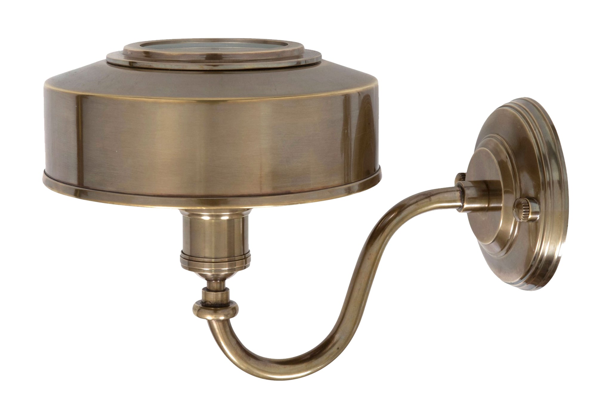 Klassieke wandlamp in antiek messing met elegante afwerking en zacht gebogen vorm