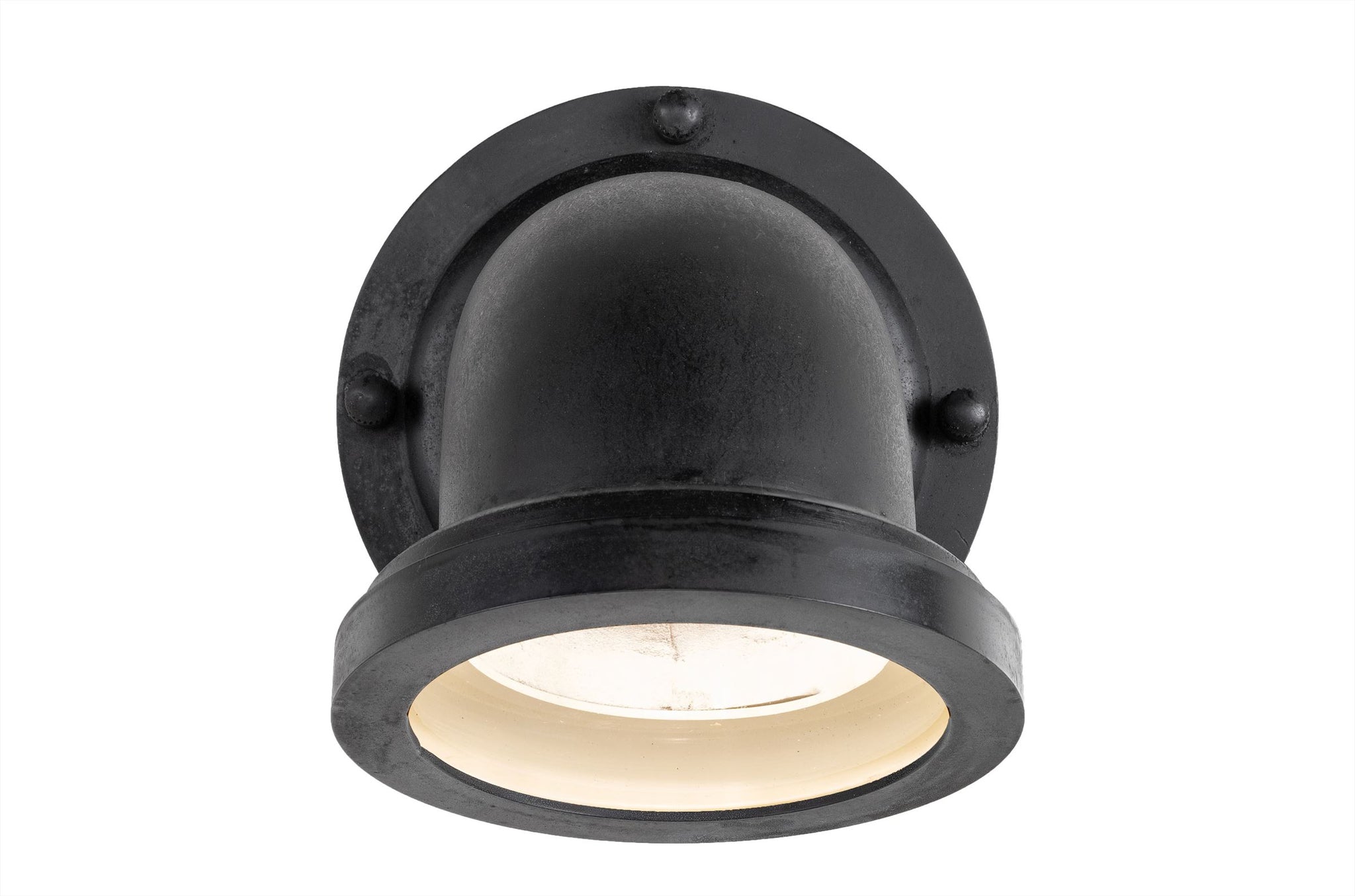 Detail van wandlamp Auckland met compacte vorm en matte glasplaat