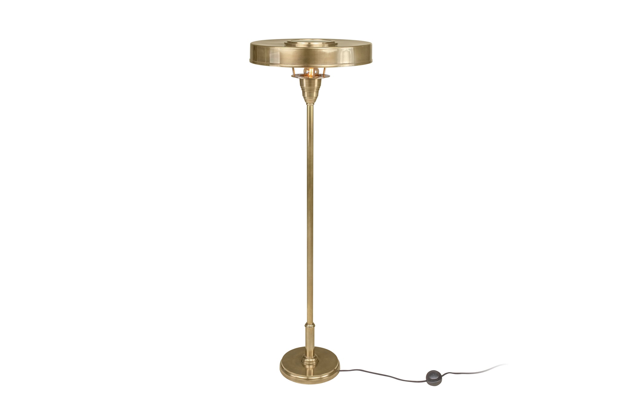 Detail van vloerlamp Auriol met ronde kap en warme messingkleur