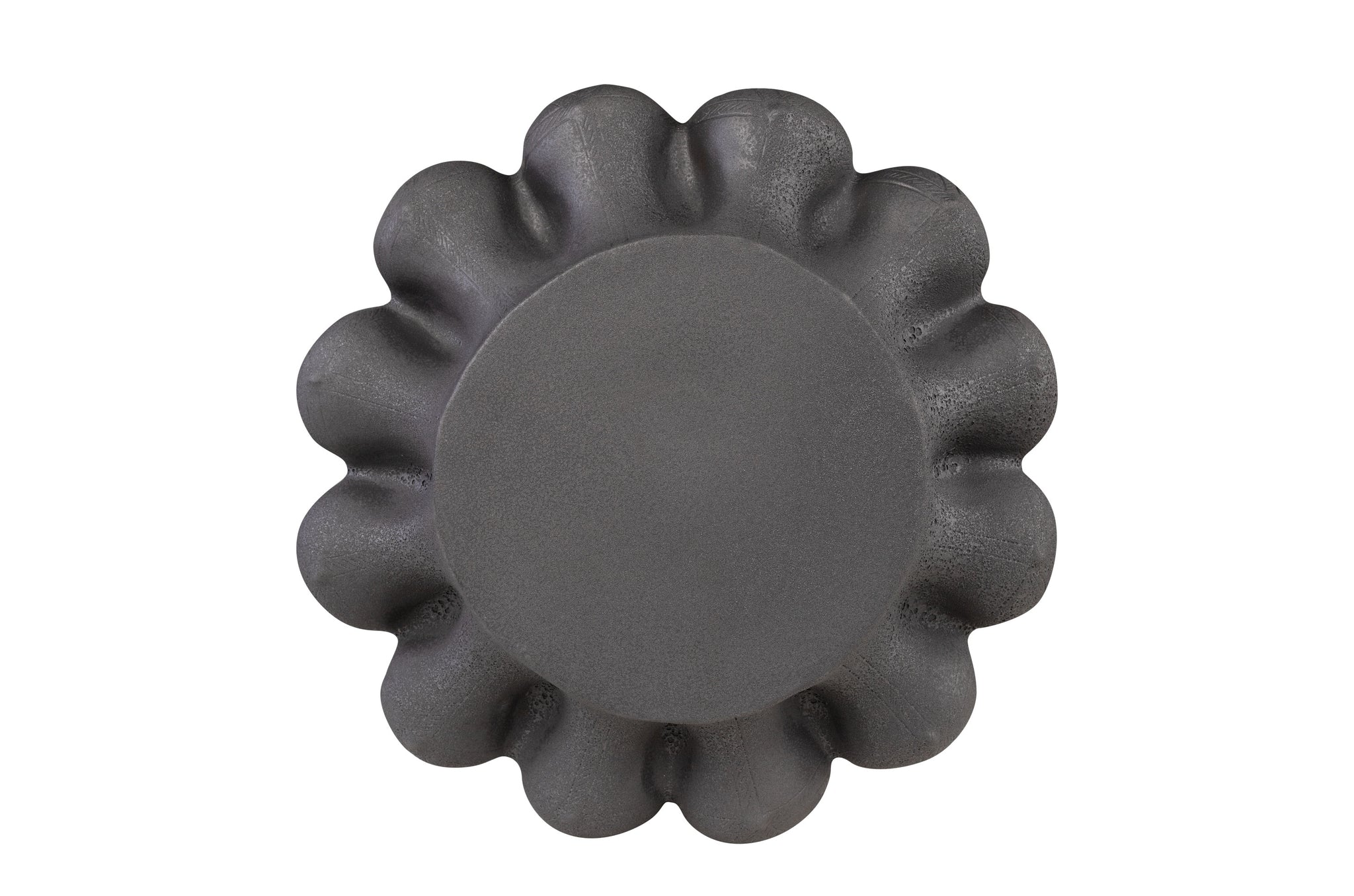 Aardewerk vaas met donkere basis en ingegraveerde patronen in warmbruine tinten.