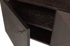 Luxe houten kast in donkere afwerking met moderne uitstraling