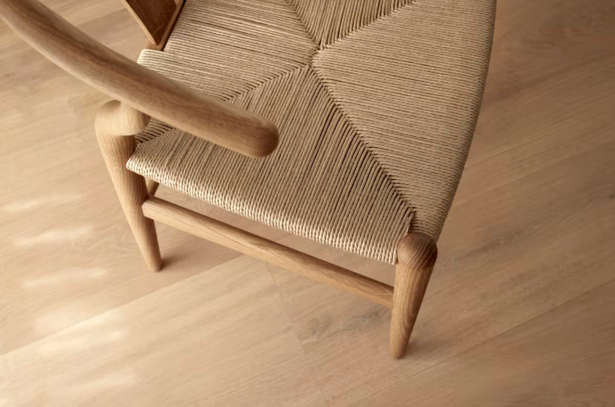 Iconische Deense designstoel CH24 met natural papercord