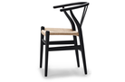 Zijaanzicht van CH24 Wishbone stoel in Soft Black